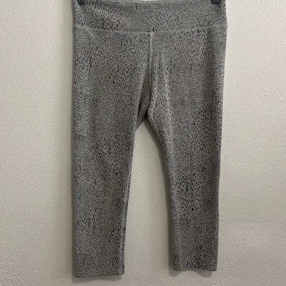 Women’s Fabletics burnout Capri pants leggings black heather gray constellation - Picture 2 of 10